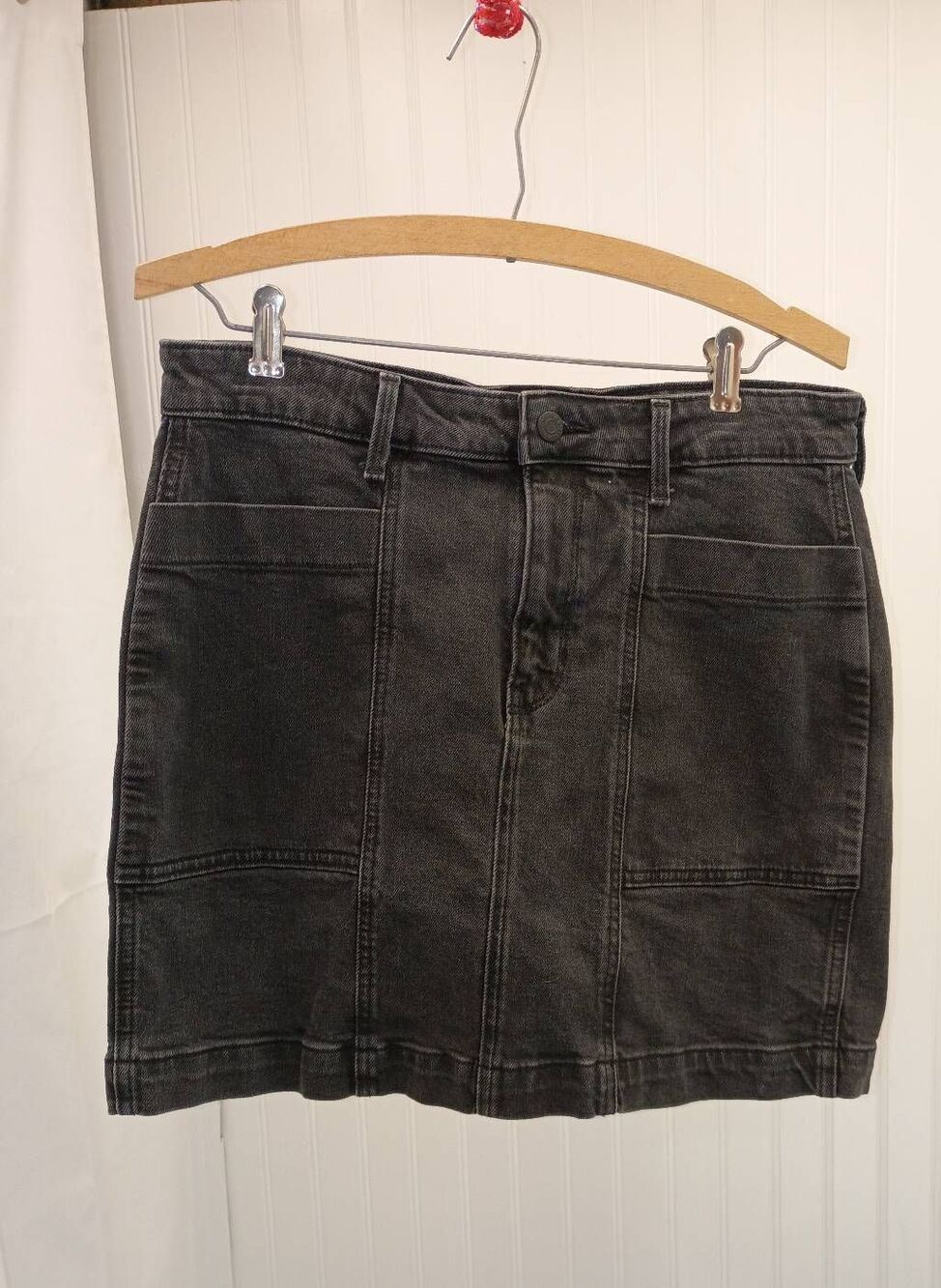 Old Navy black denim skirt. Size 8